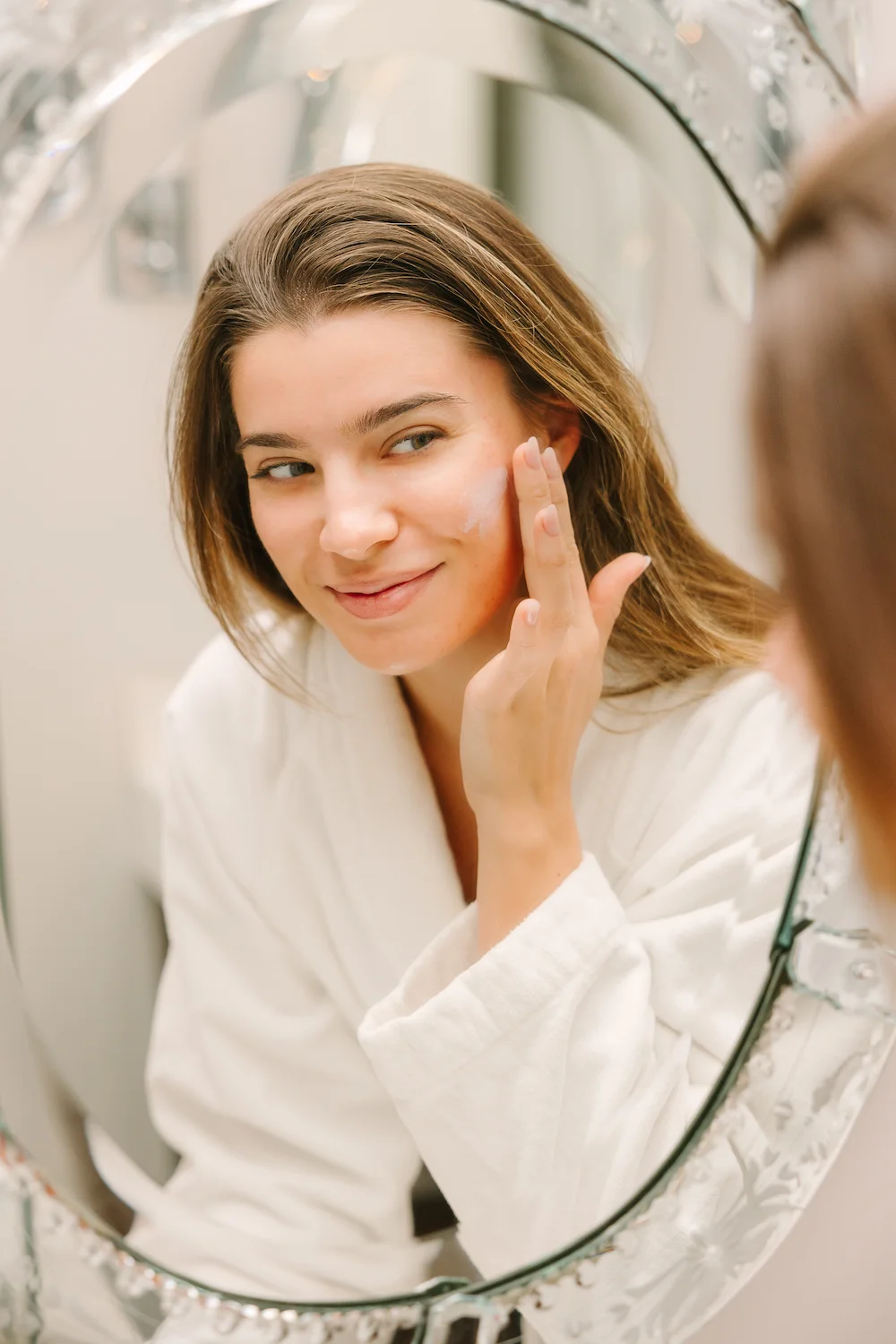 woman applying sunscreen to her face